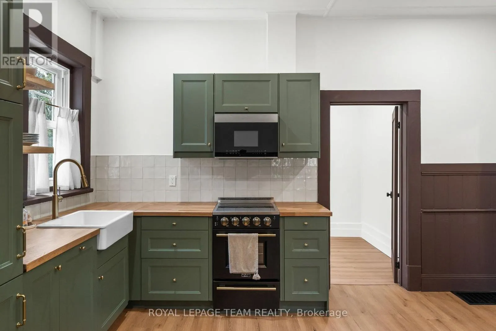 5584 MANOTICK MAIN STREET
