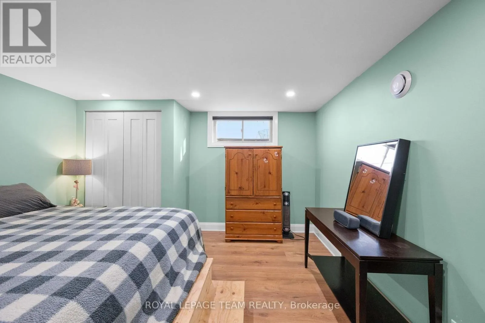 906 RUSSELL ROAD