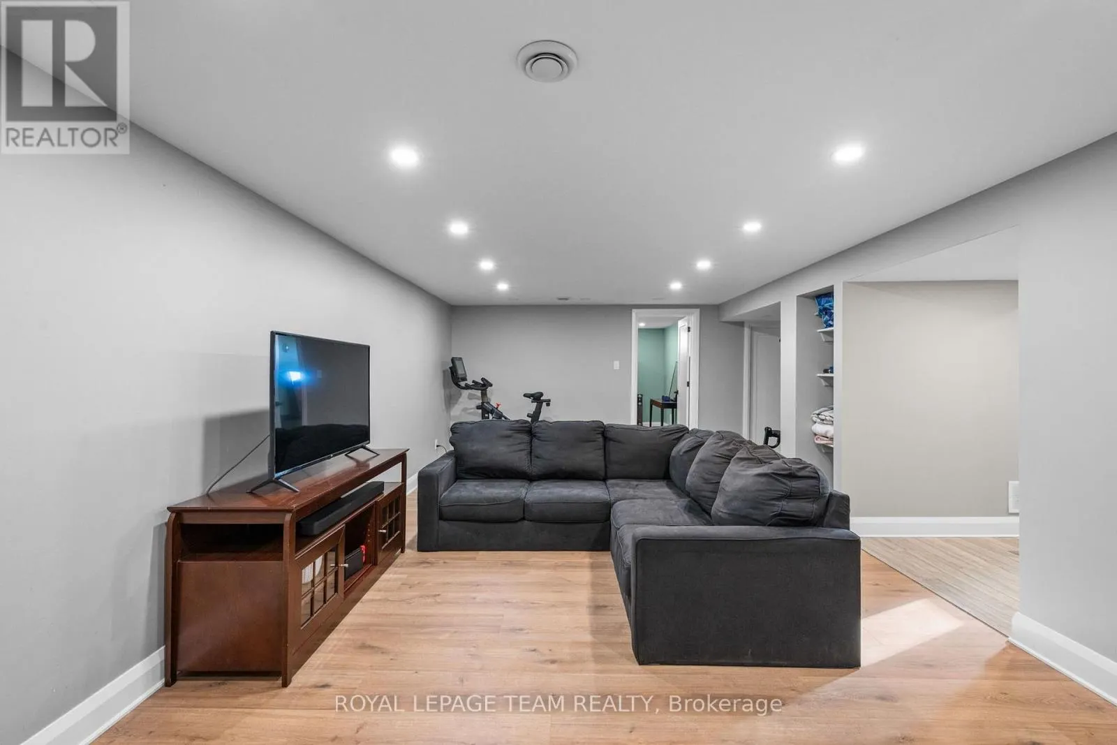 906 RUSSELL ROAD