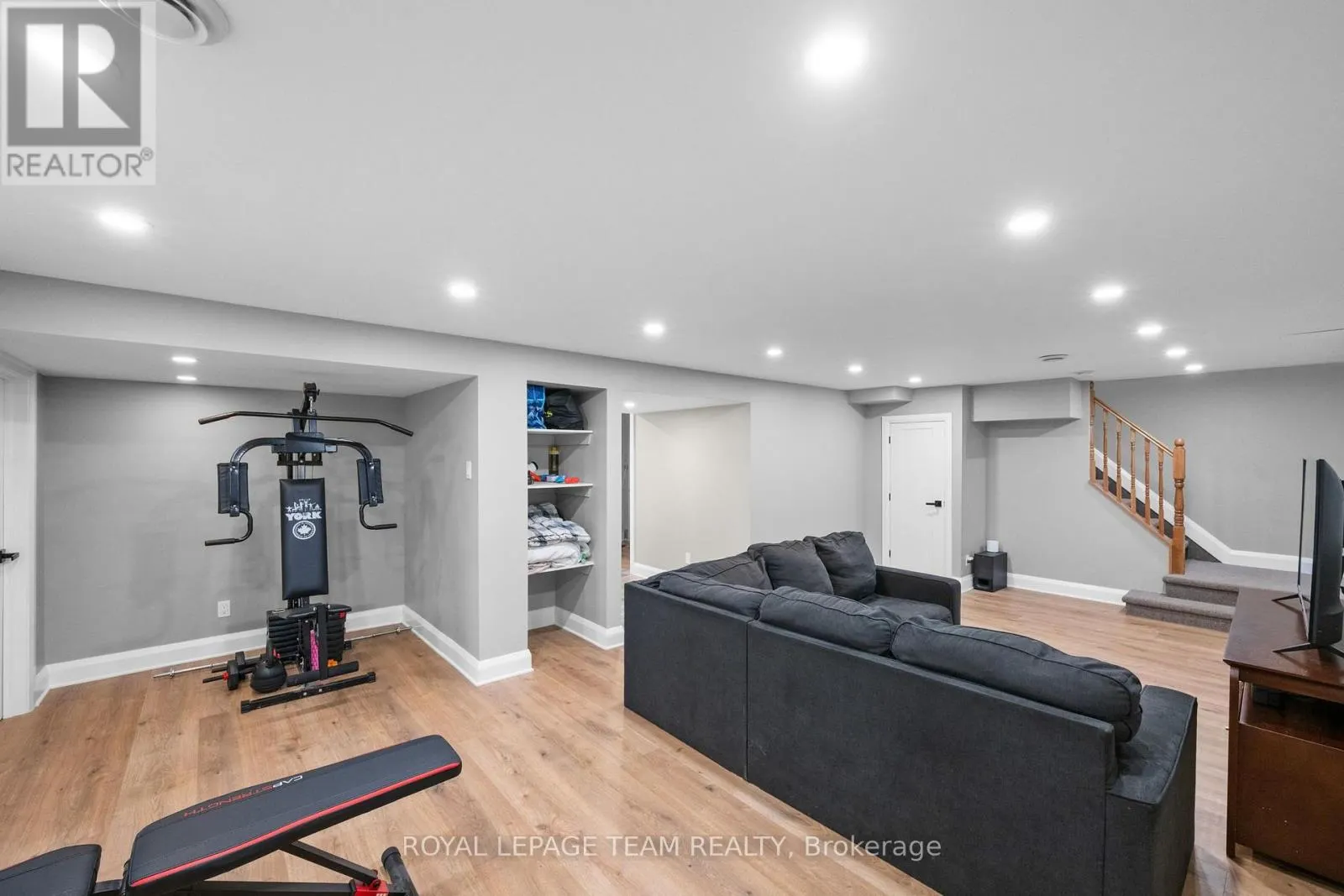 906 RUSSELL ROAD