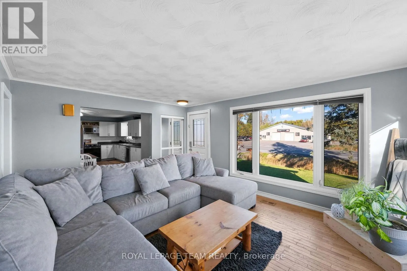 906 RUSSELL ROAD