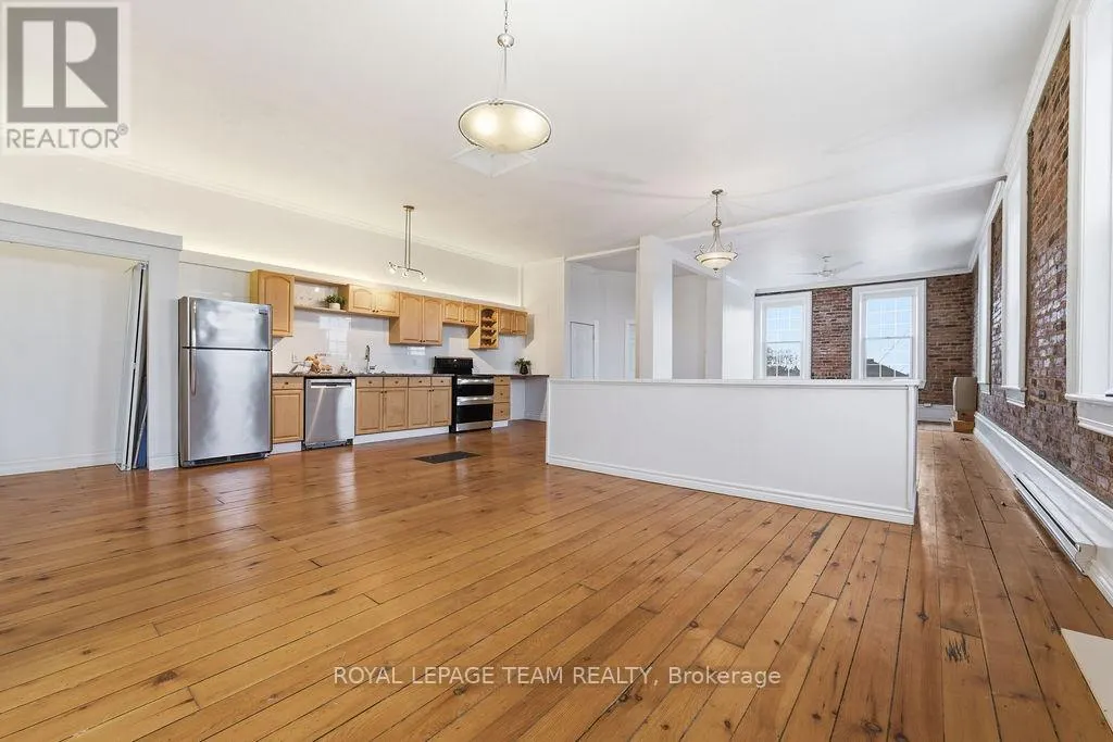4 ELGIN STREET W