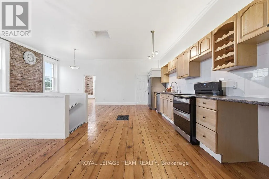 4 ELGIN STREET W