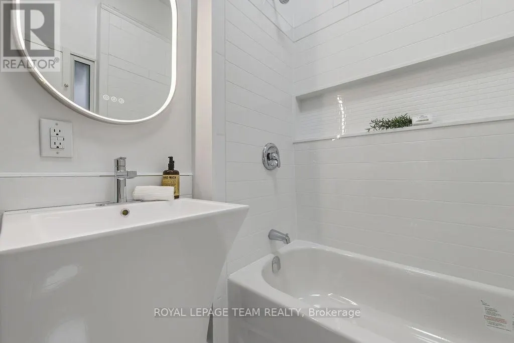 4 ELGIN STREET W