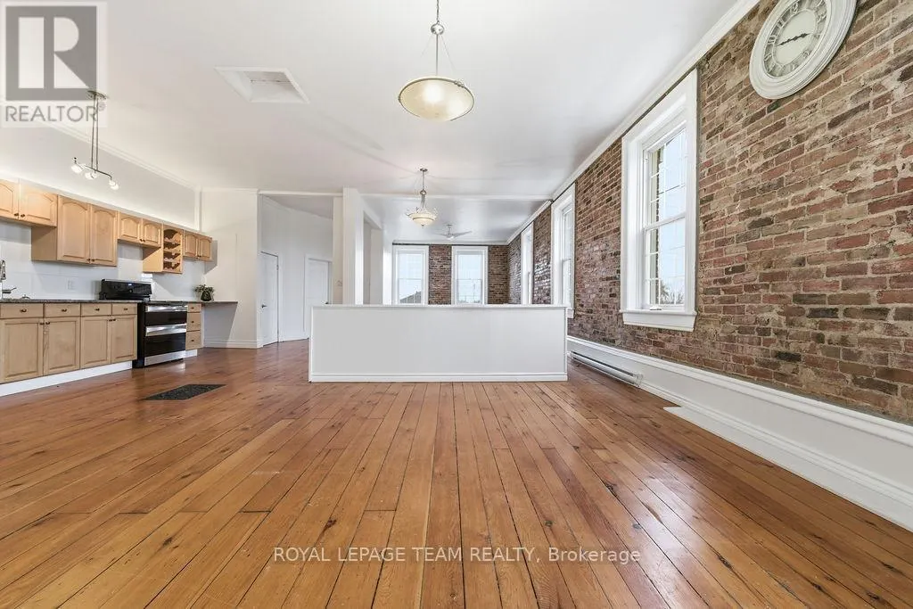 4 ELGIN STREET W