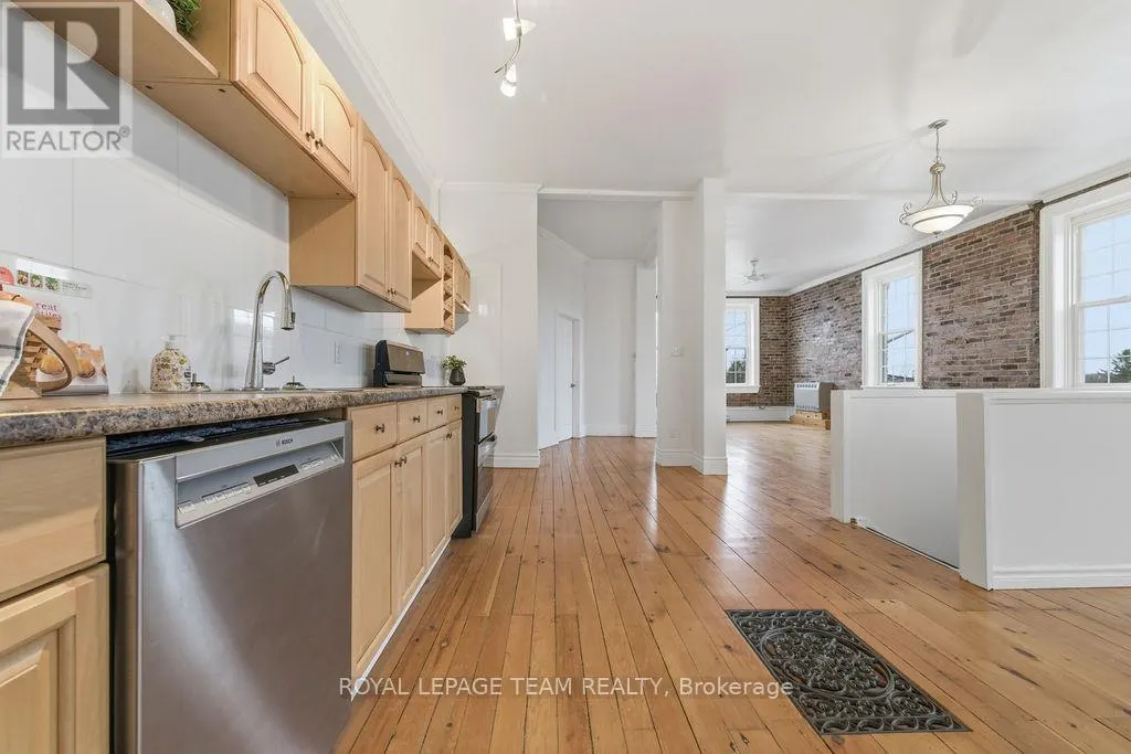4 ELGIN STREET W