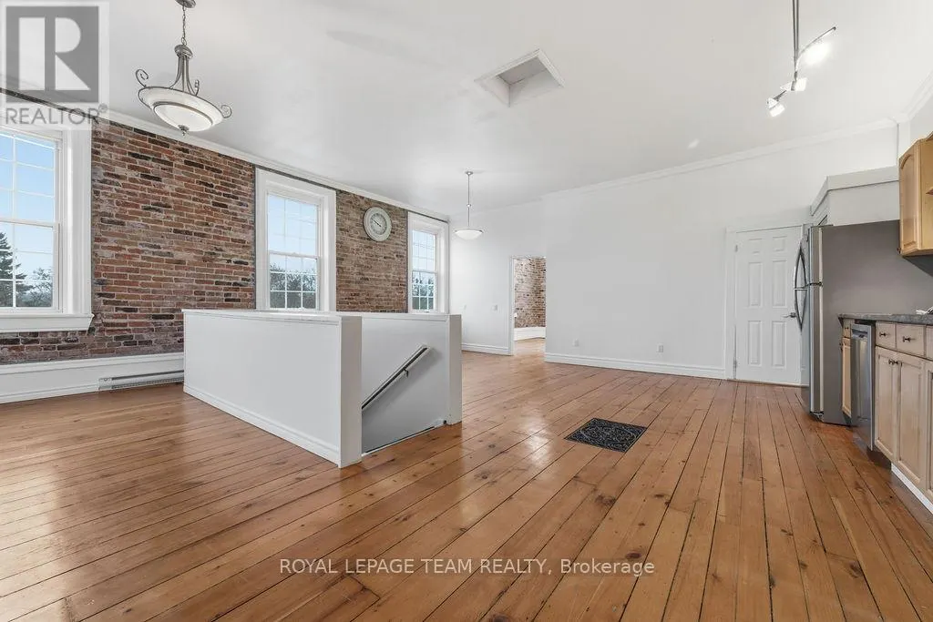 4 ELGIN STREET W