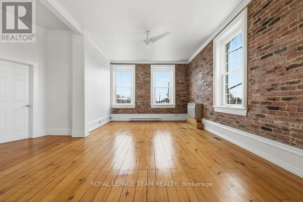 4 ELGIN STREET W