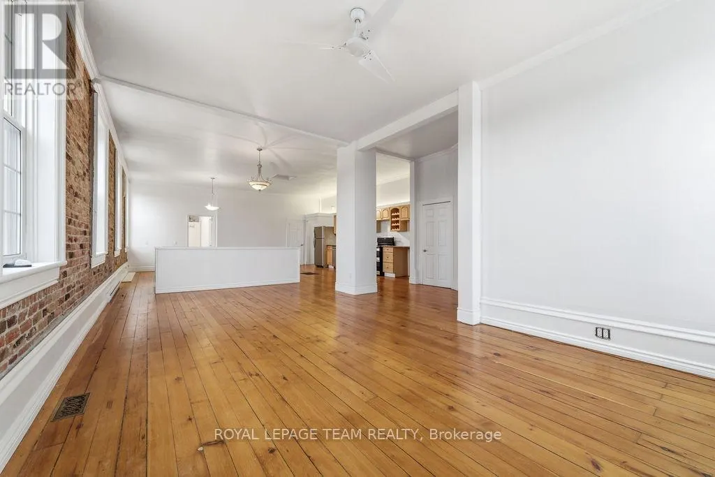 4 ELGIN STREET W