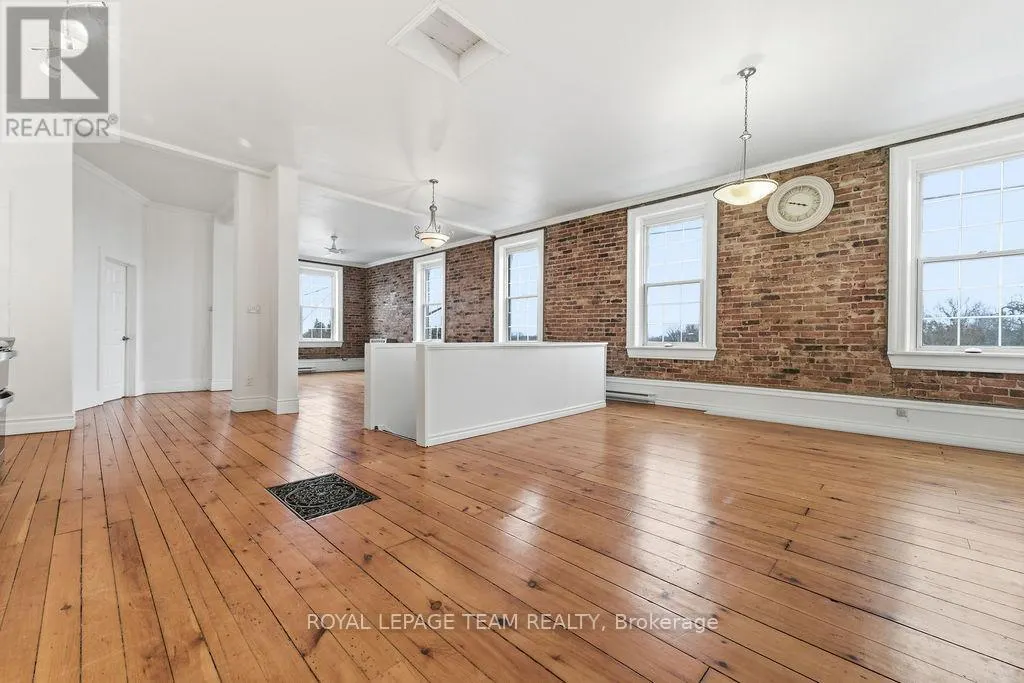 4 ELGIN STREET W