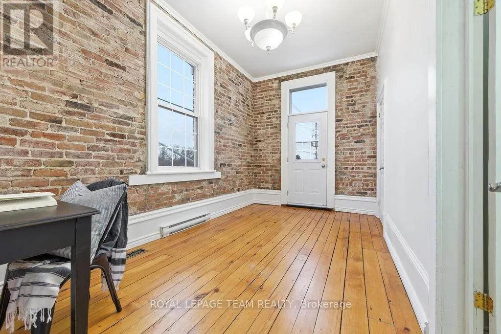 4 ELGIN STREET W