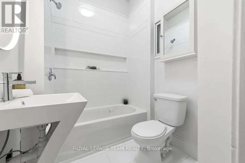 4 ELGIN STREET W