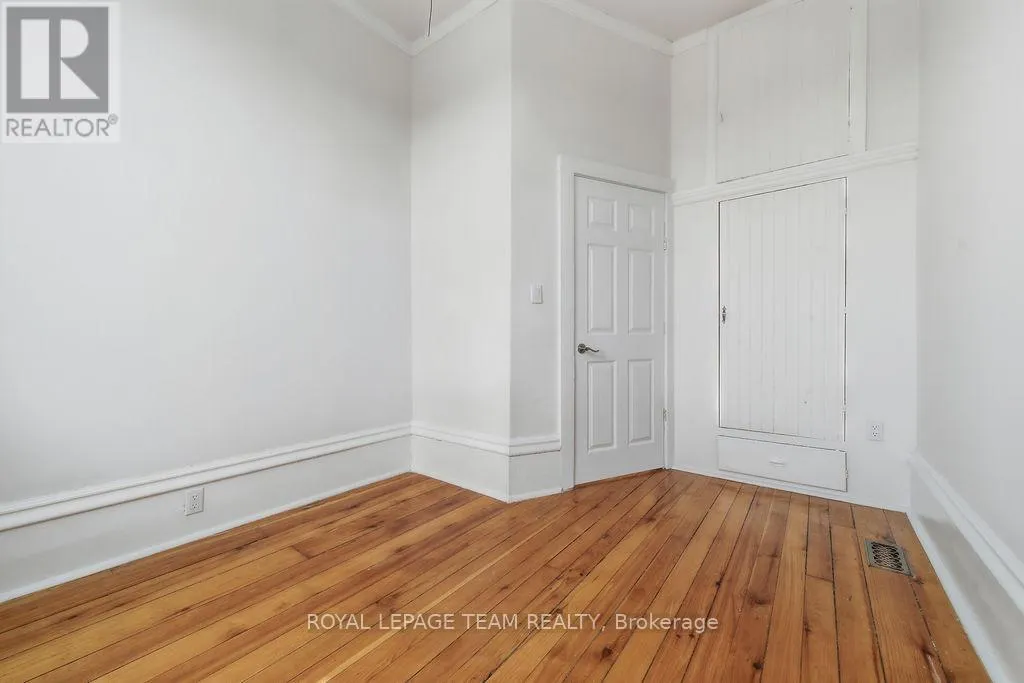 4 ELGIN STREET W
