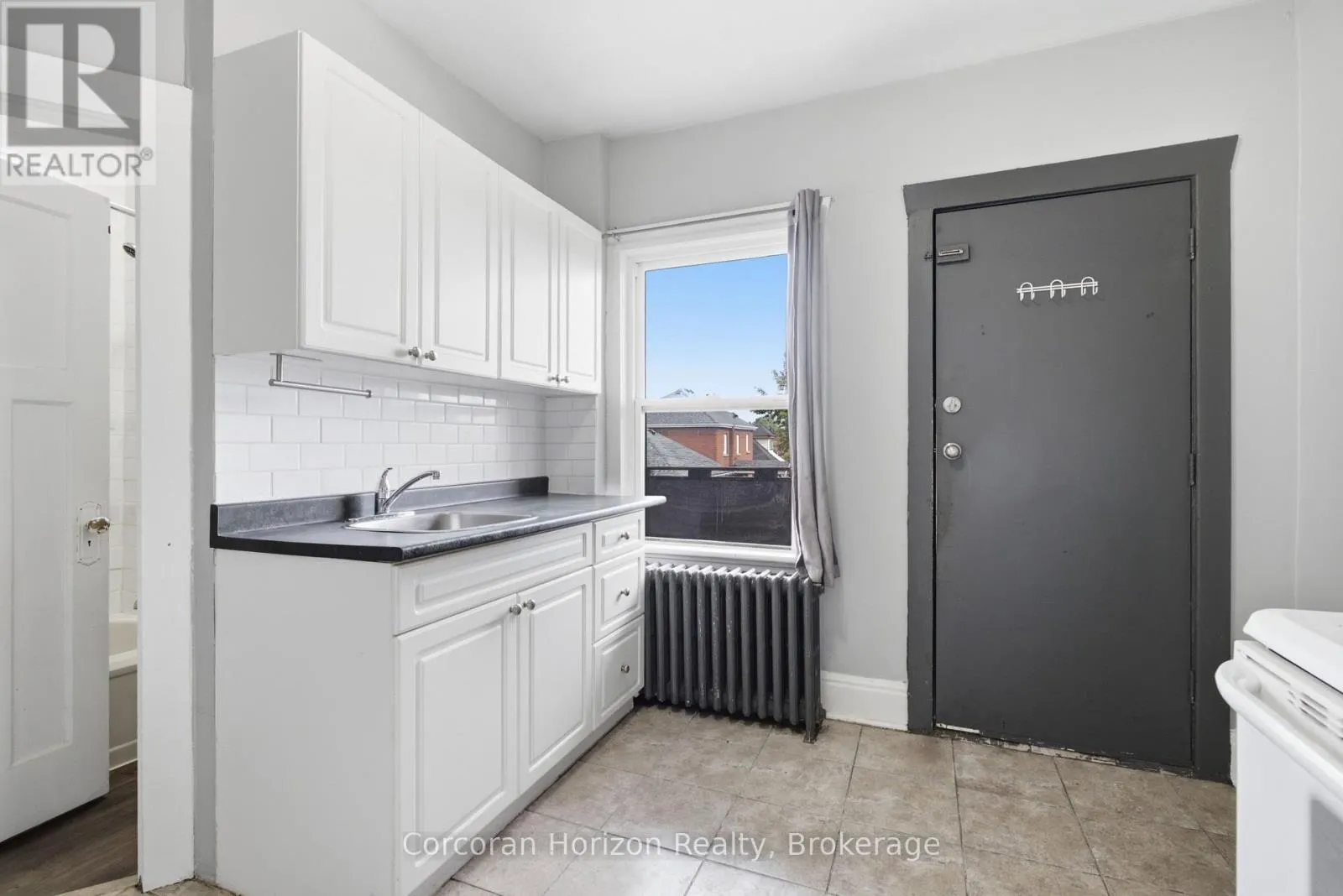 1539-1547 BARTON STREET E