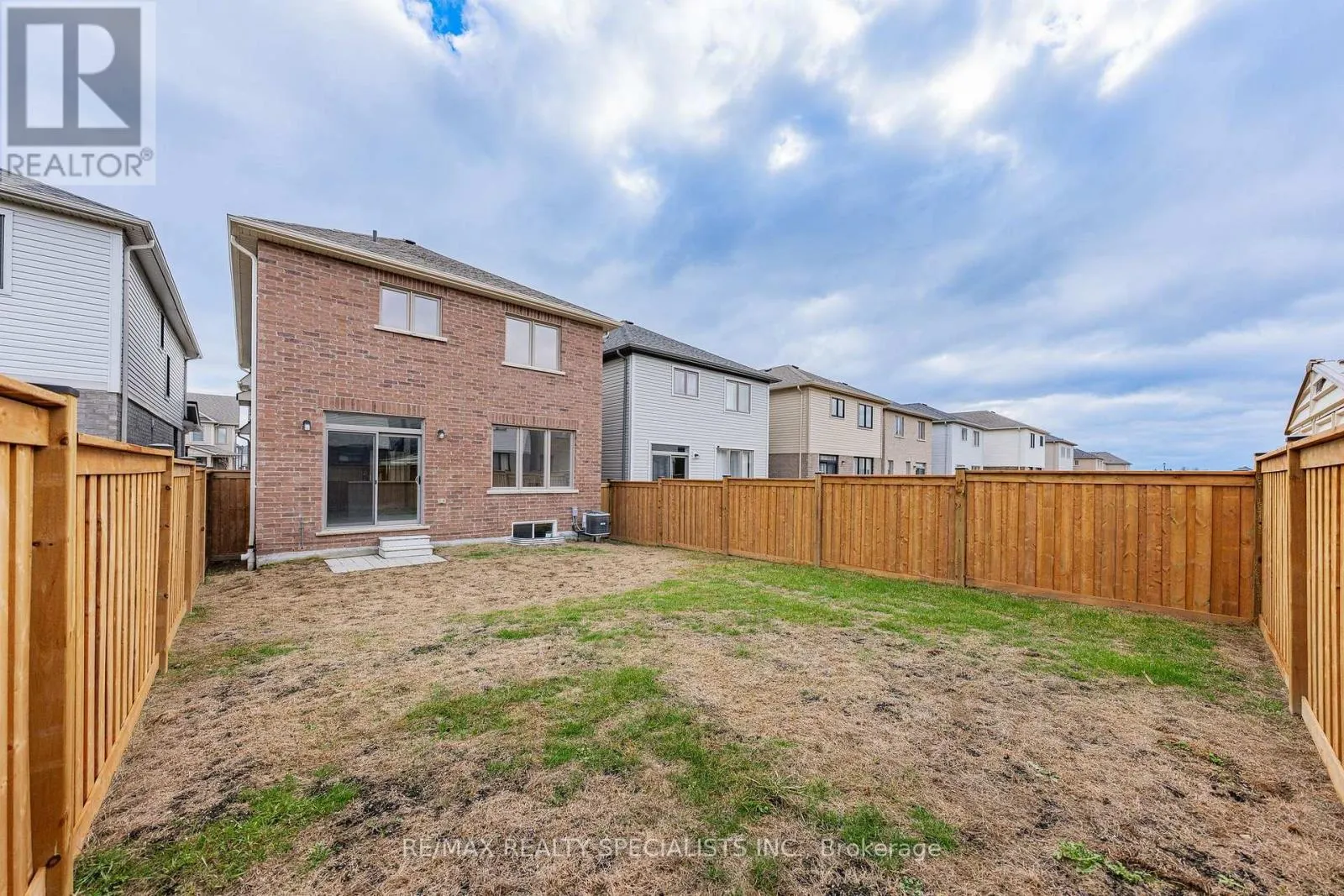 27 HARPIN WAY W