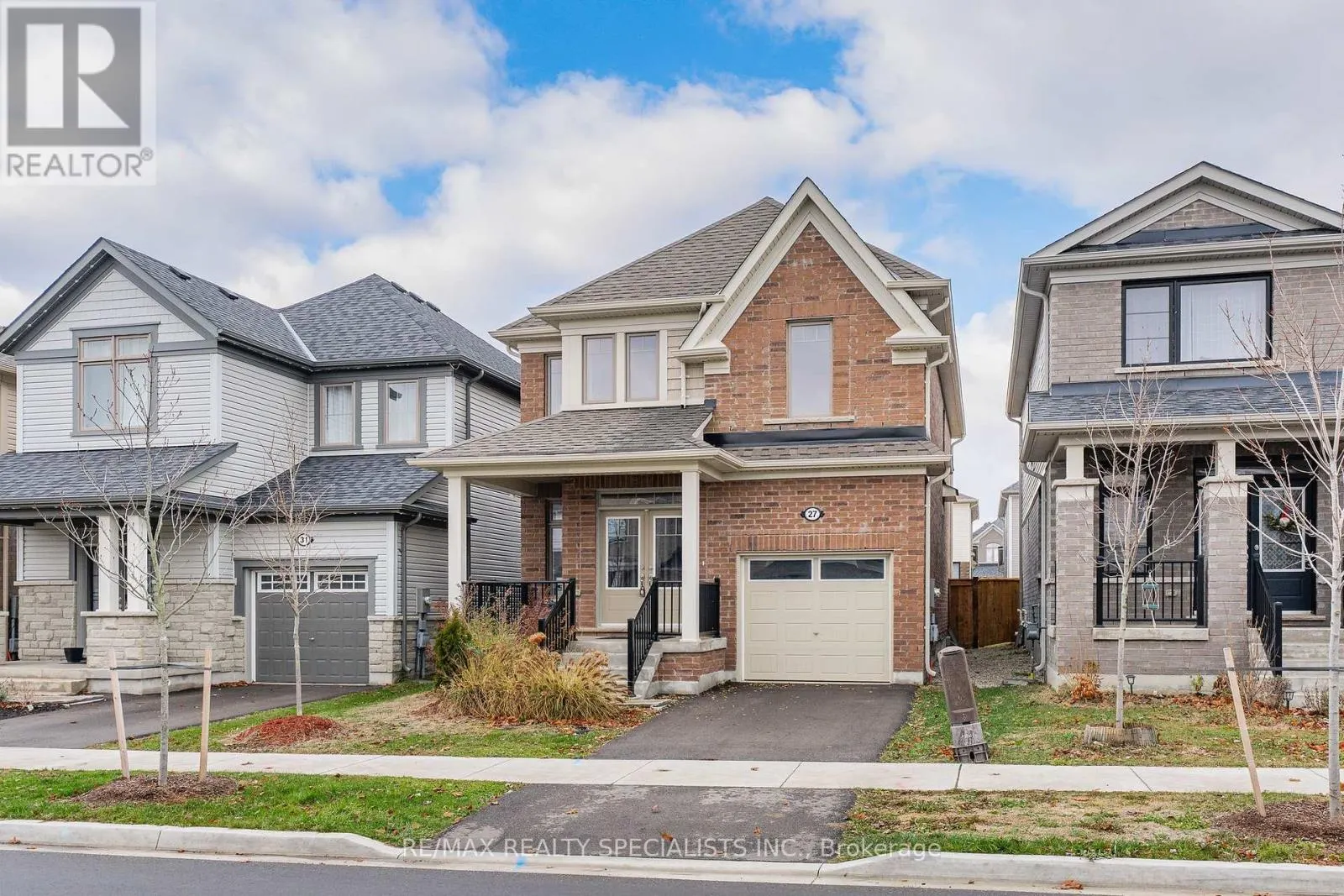 27 HARPIN WAY W