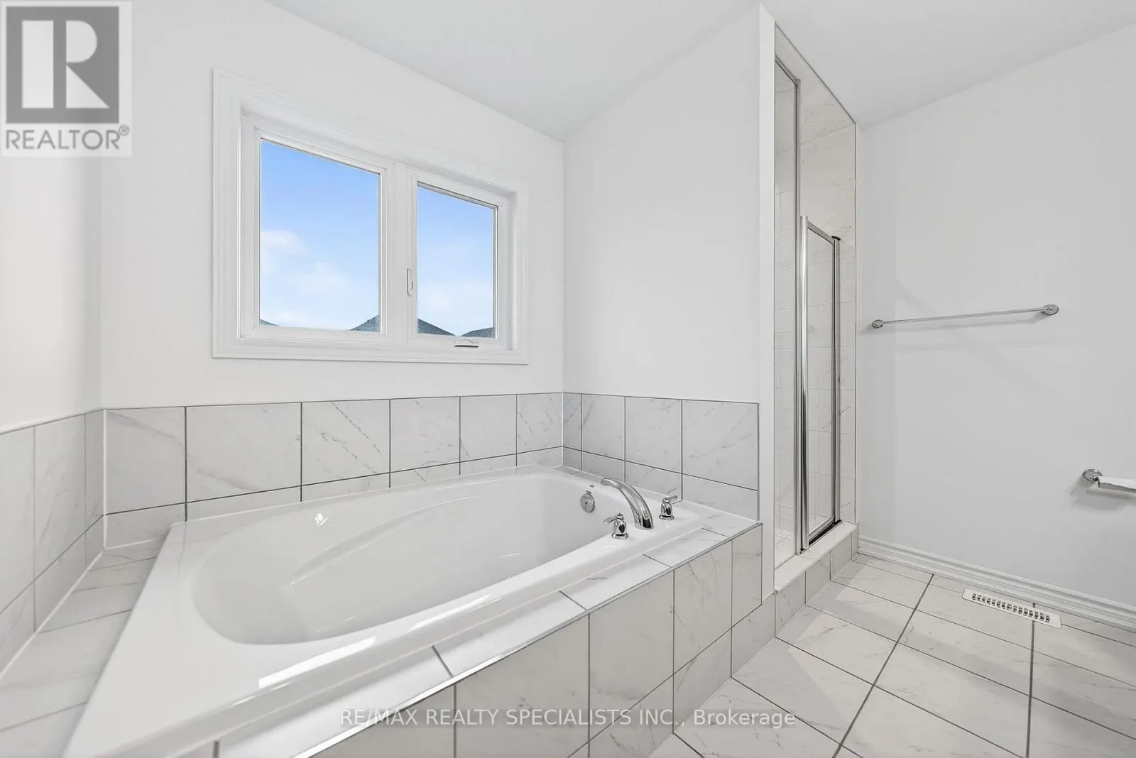 27 HARPIN WAY W