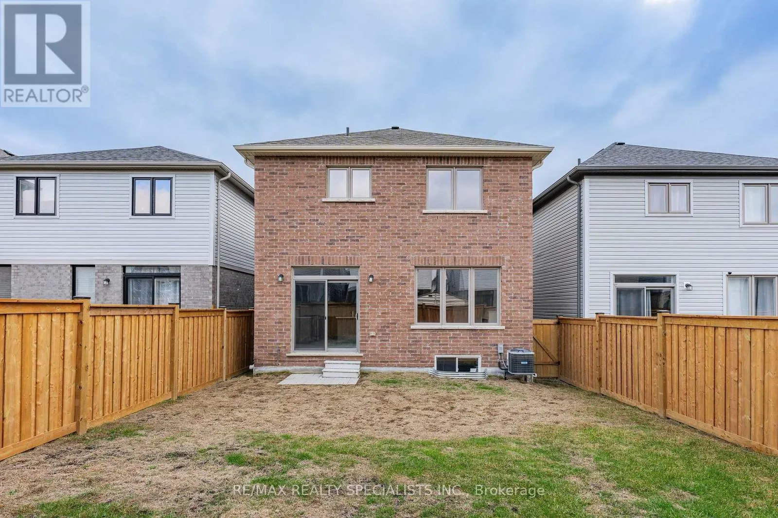 27 HARPIN WAY W