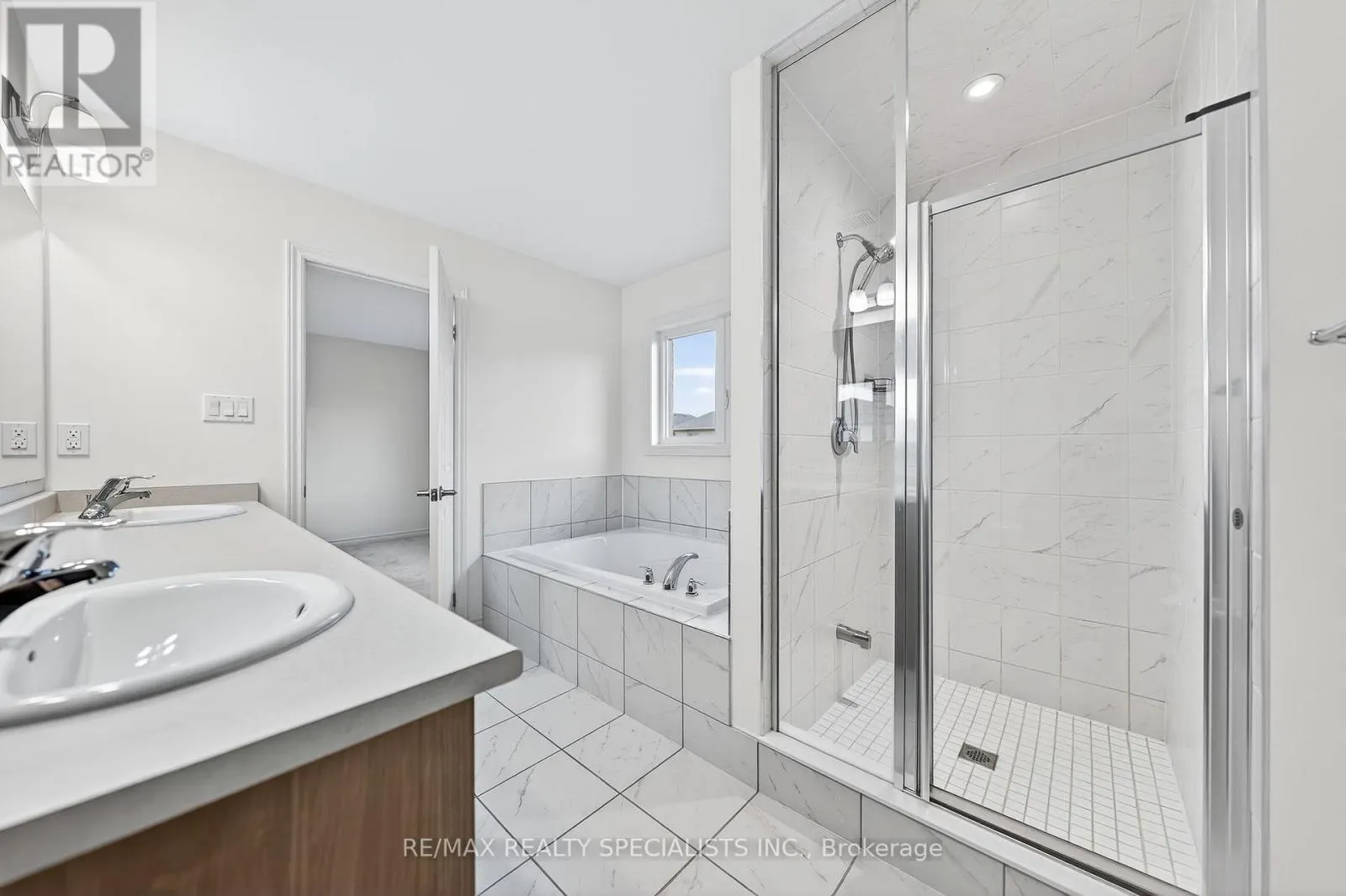 27 HARPIN WAY W