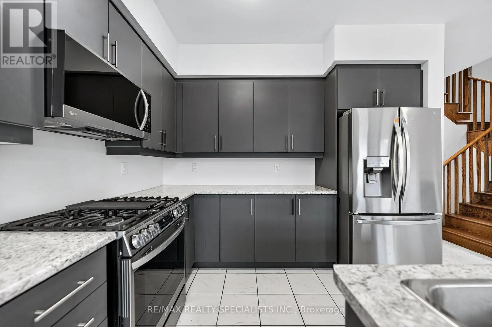 27 HARPIN WAY W