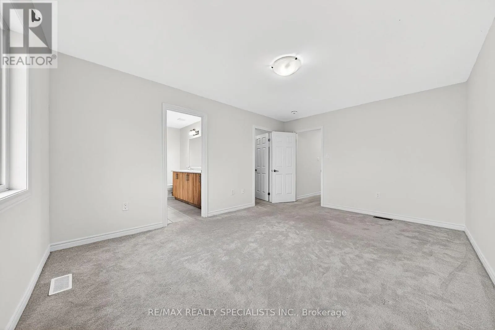 27 HARPIN WAY W
