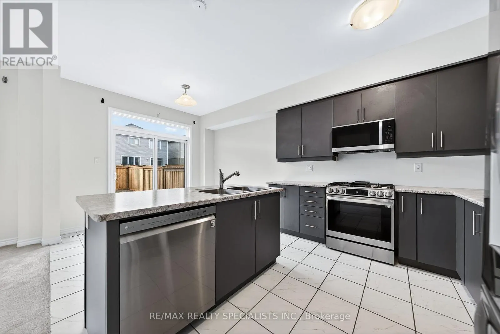 27 HARPIN WAY W