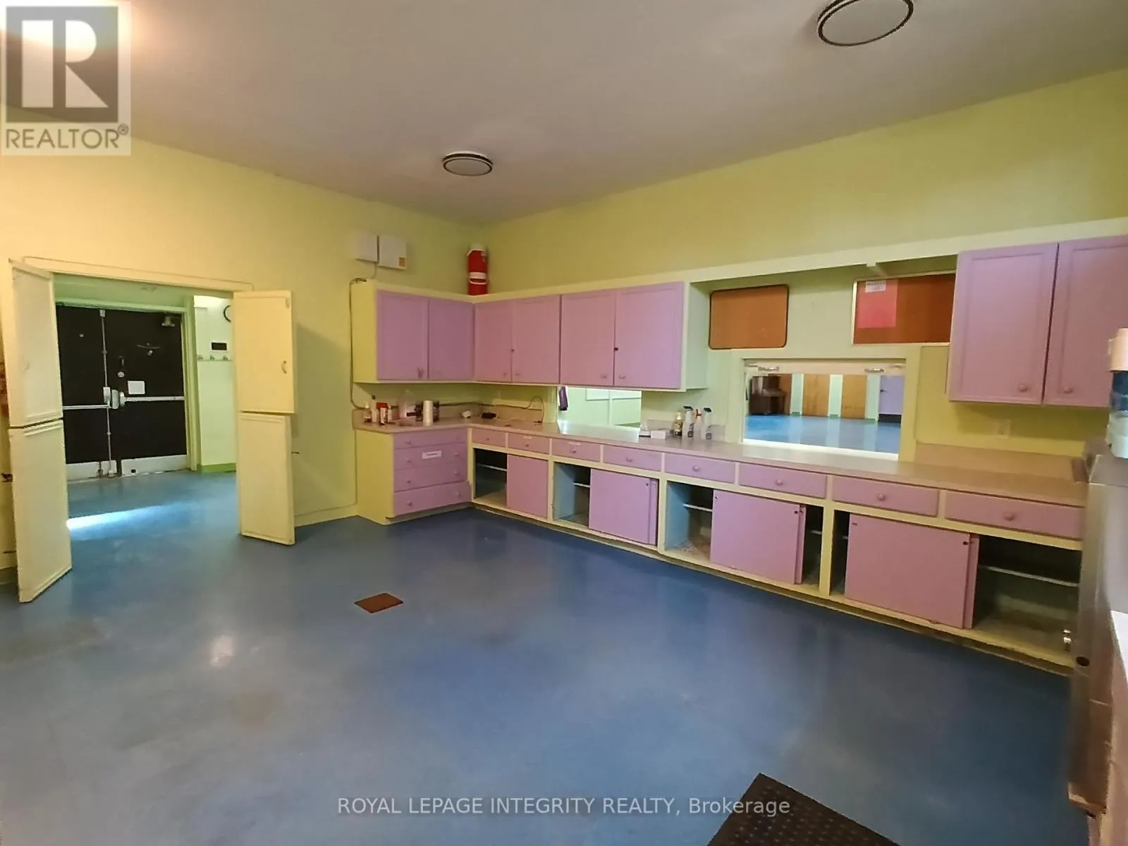 2 - 2244 RUSSELL ROAD