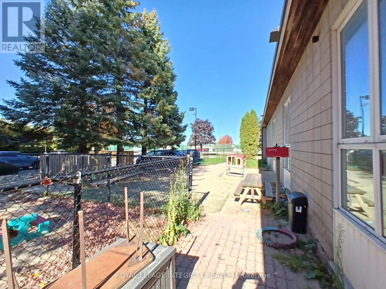 2 - 2244 RUSSELL ROAD