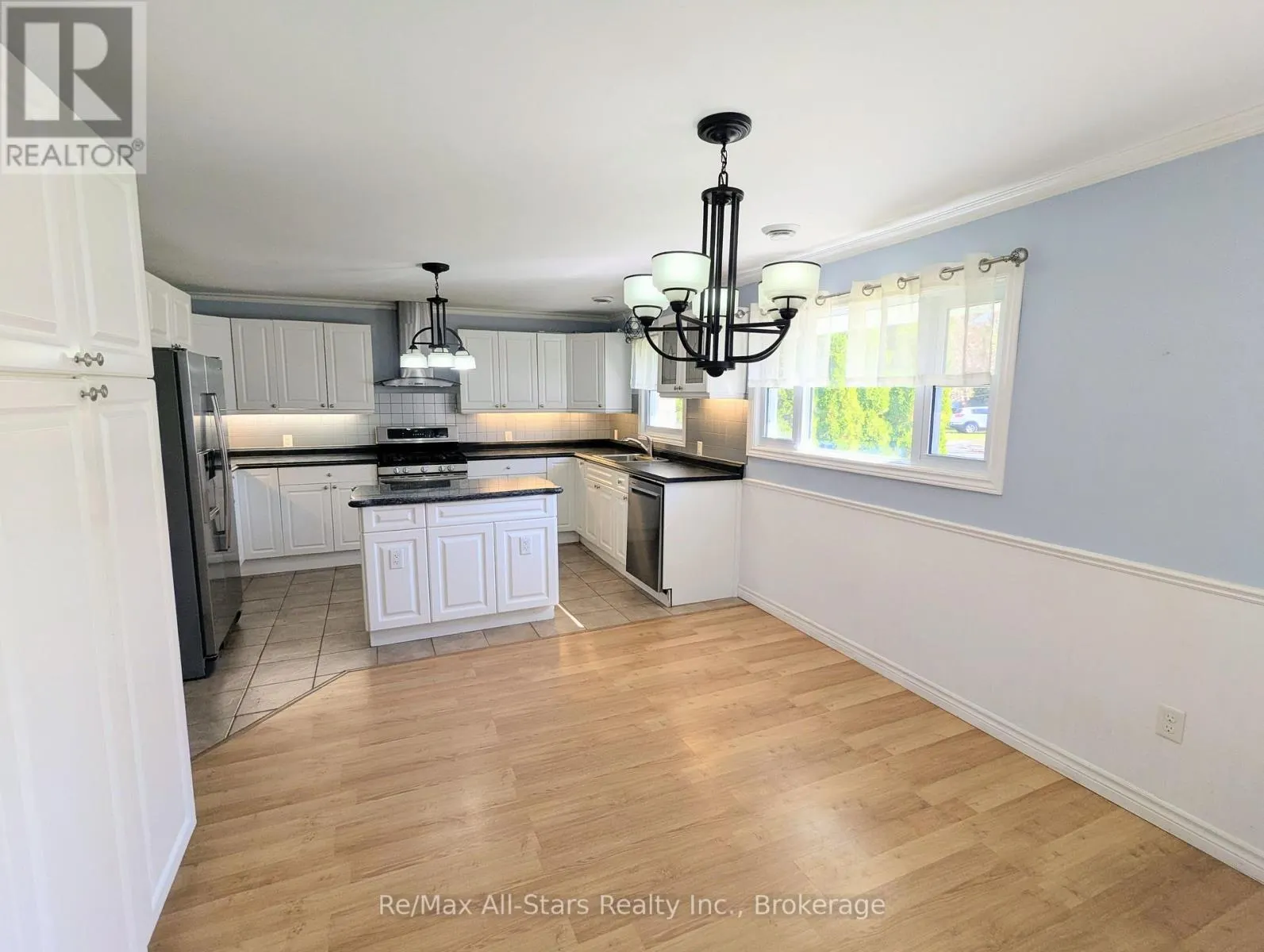 32 CHURCHILL CRESCENT