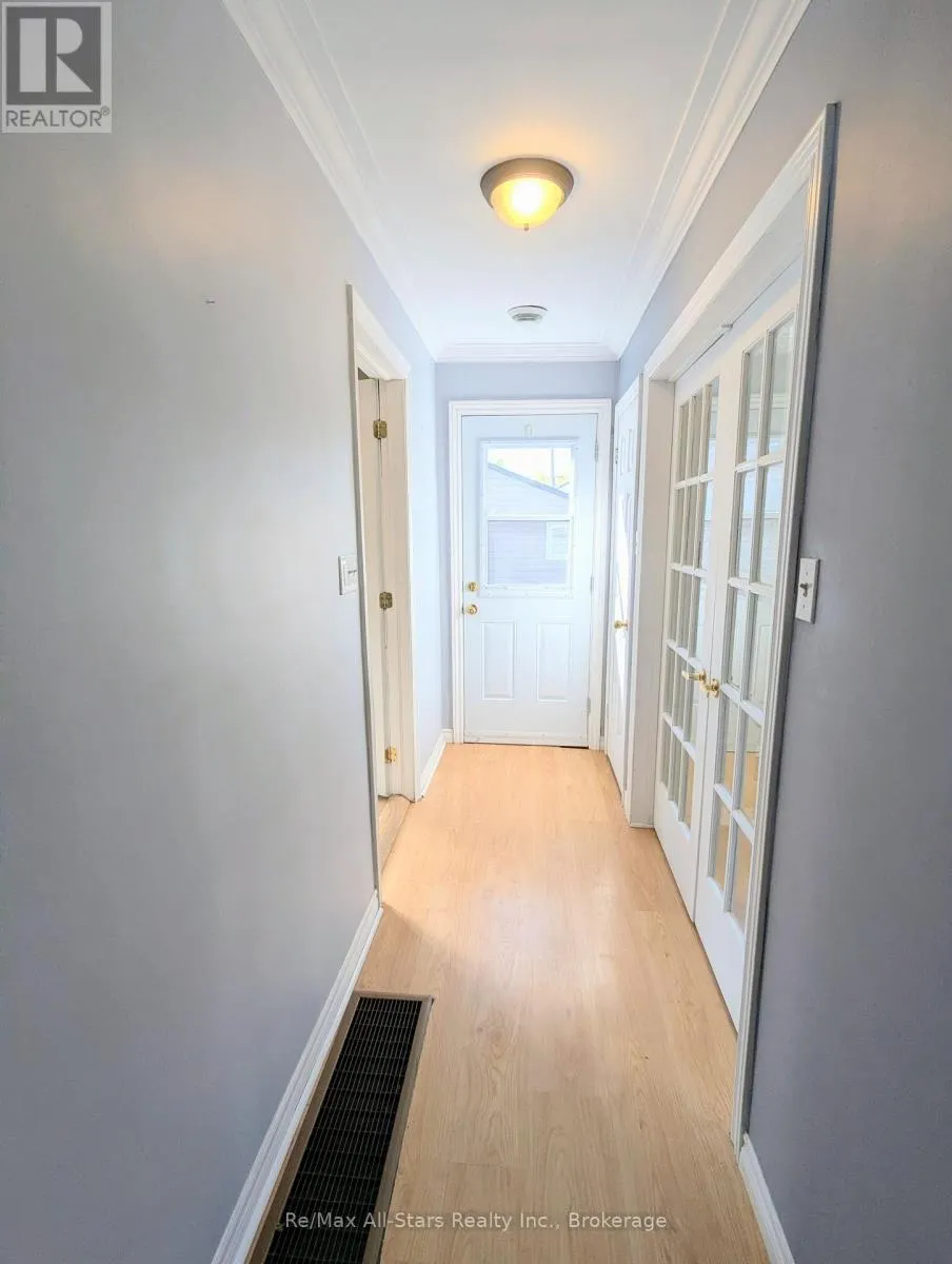 32 CHURCHILL CRESCENT