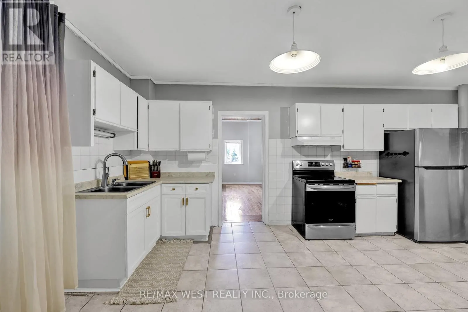 318 SIMCOE STREET