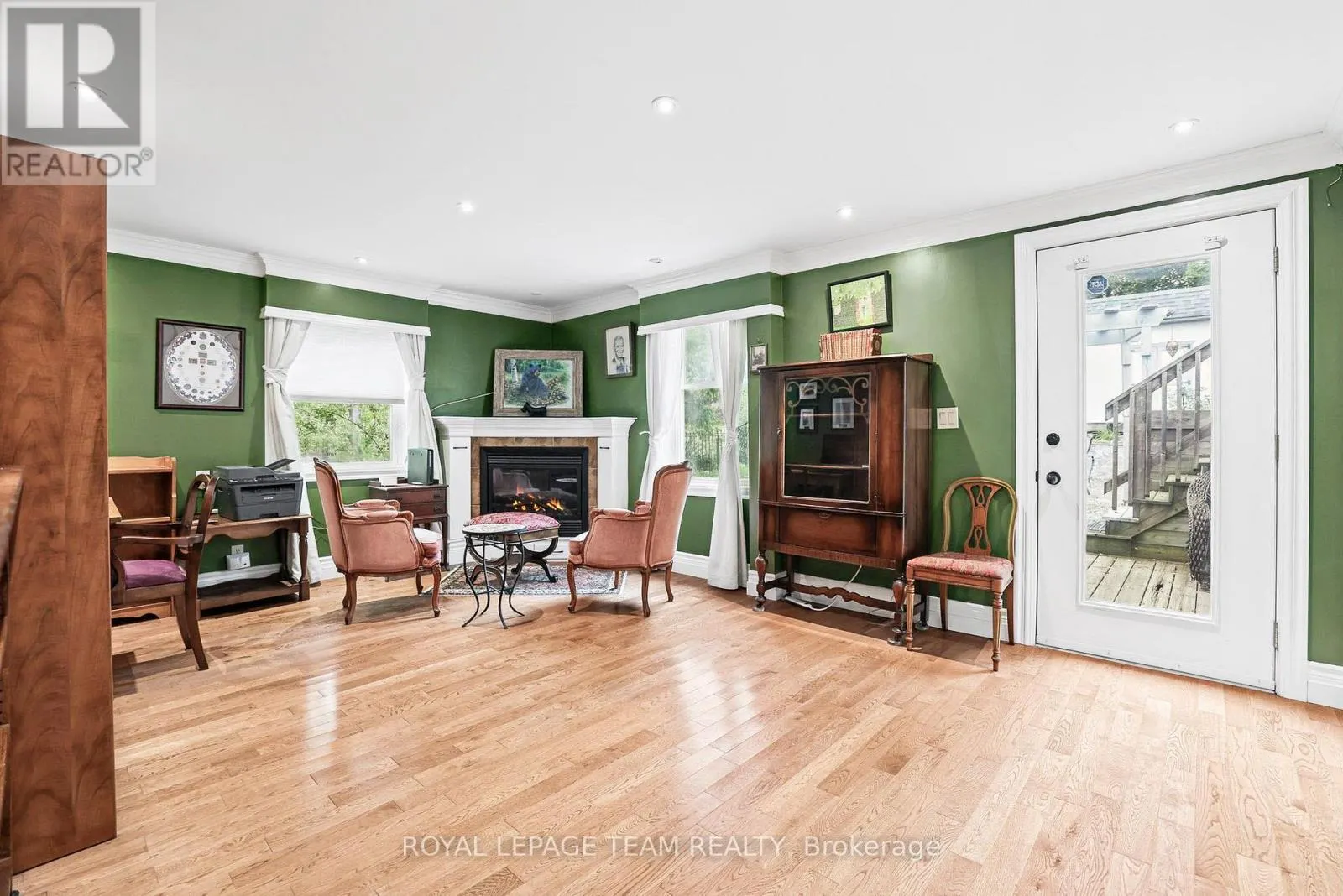240 DIBBLE STREET W