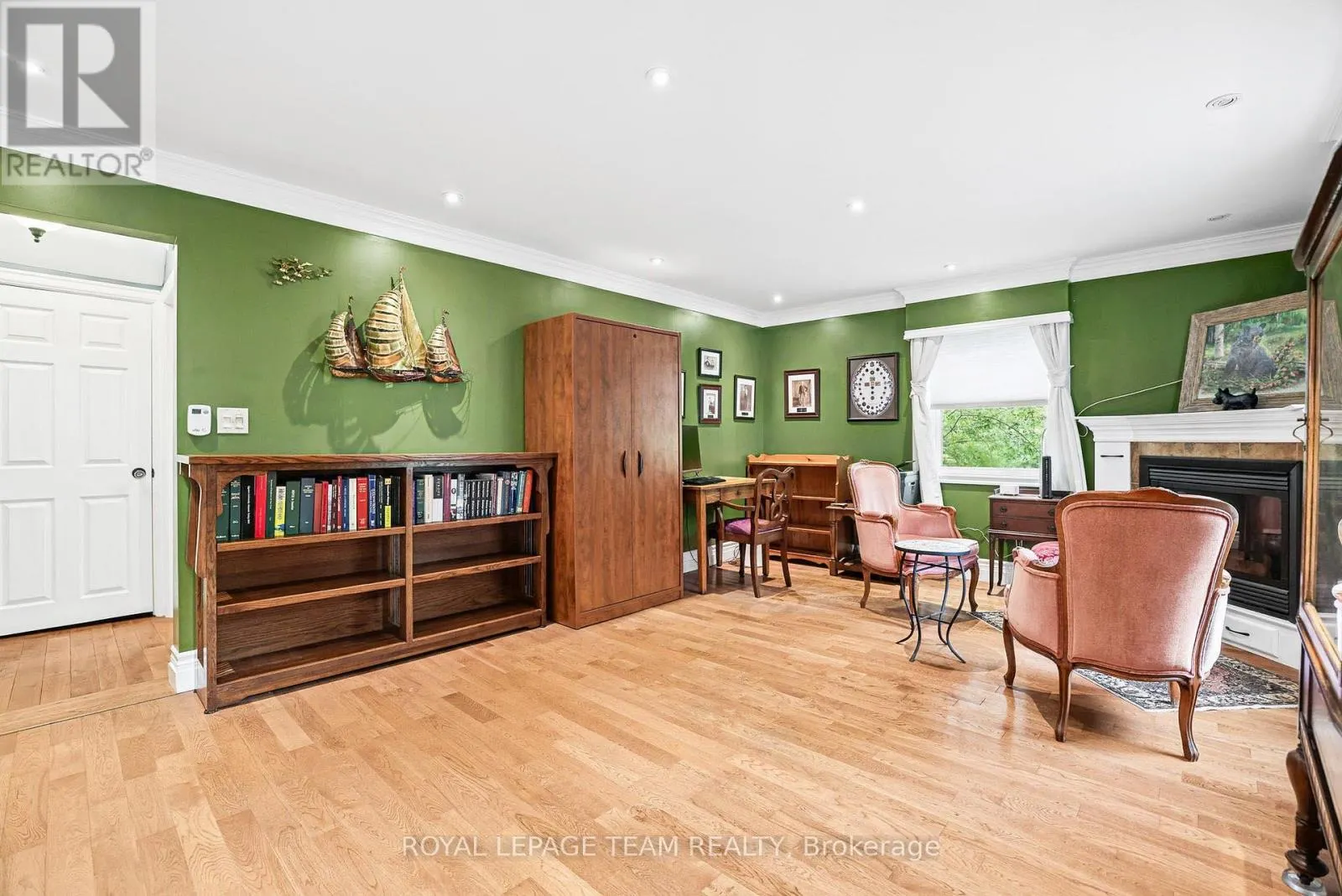 240 DIBBLE STREET W