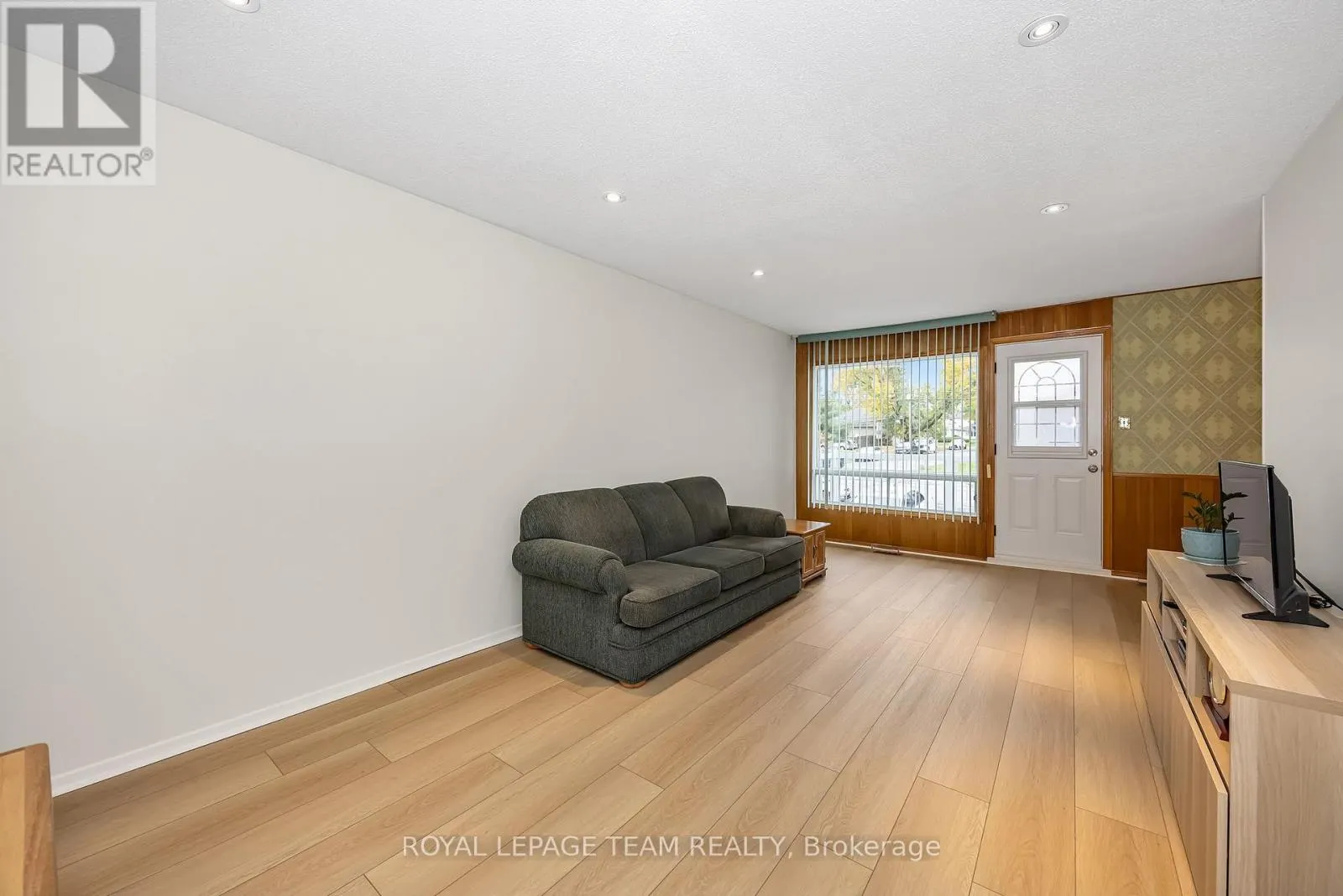 2092 ST LAURENT BOULEVARD