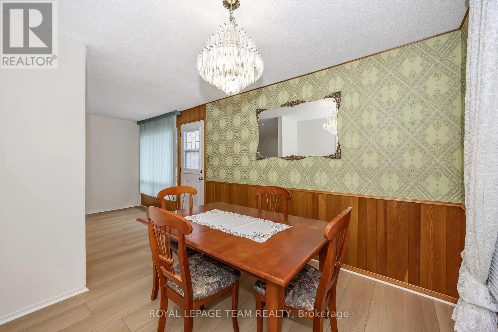 2092 ST LAURENT BOULEVARD