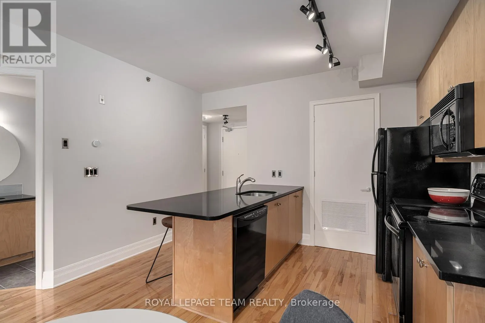101 - 457 MCLEOD STREET