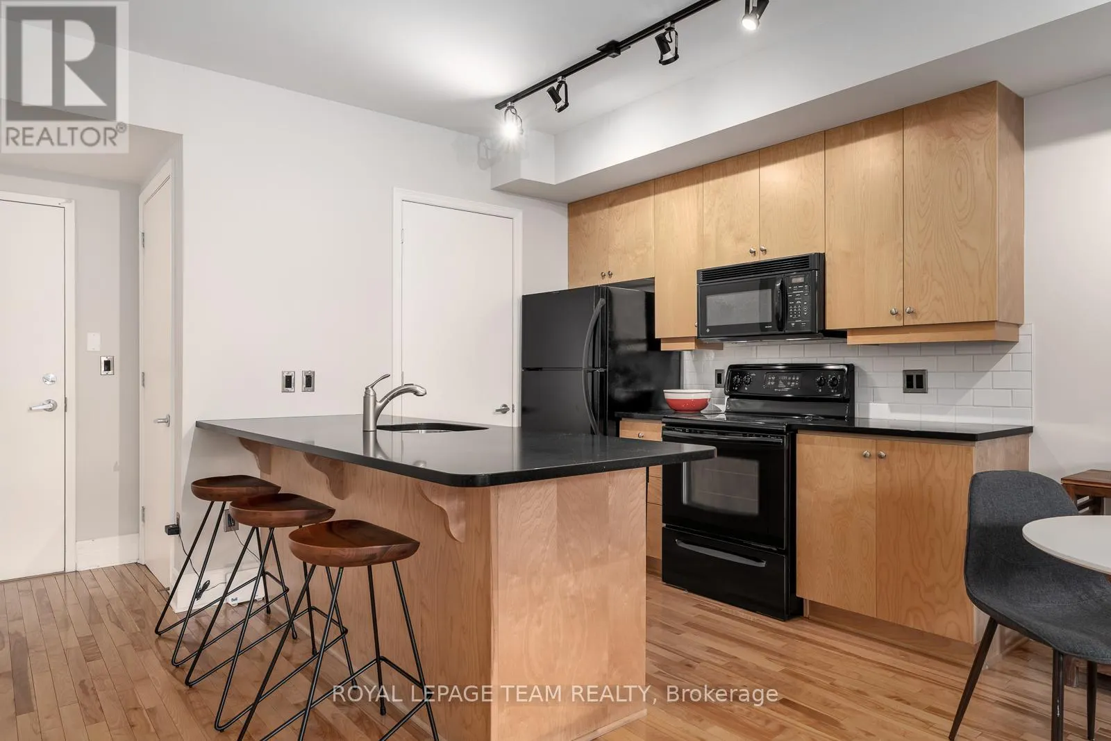 101 - 457 MCLEOD STREET