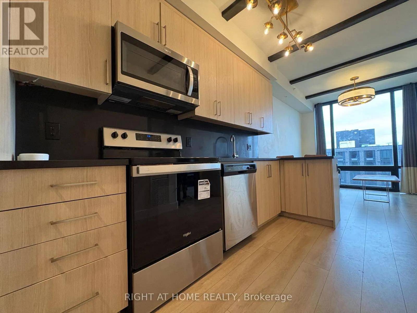 S- 2225 - 145 COLUMBIA STREET W