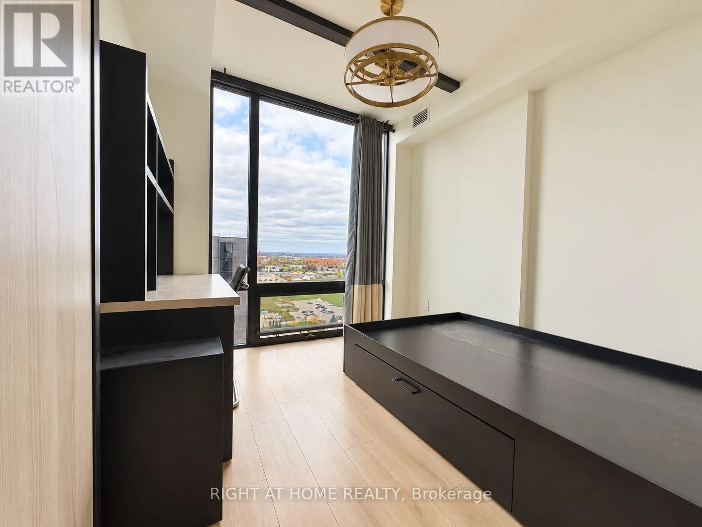S- 2225 - 145 COLUMBIA STREET W