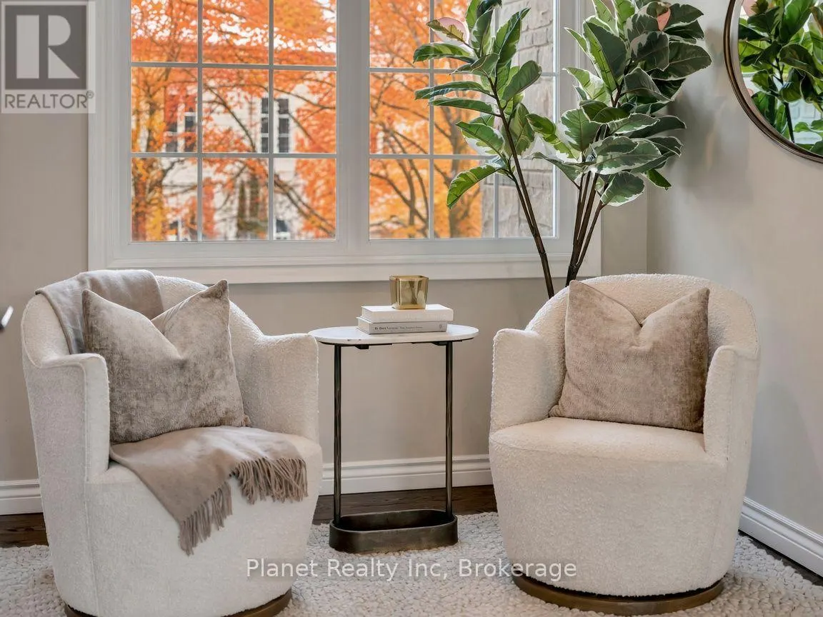 7 - 25 MANOR PARK CRESCENT #7