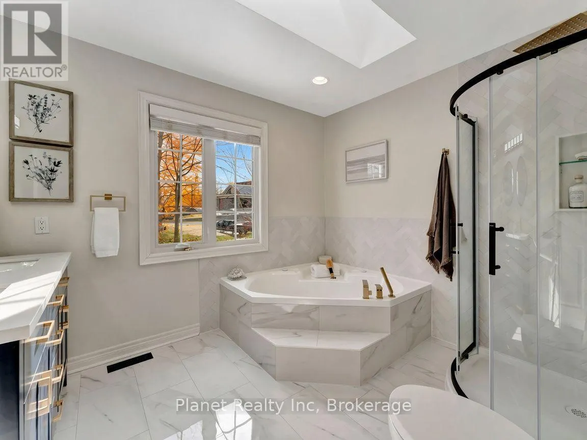 7 - 25 MANOR PARK CRESCENT #7