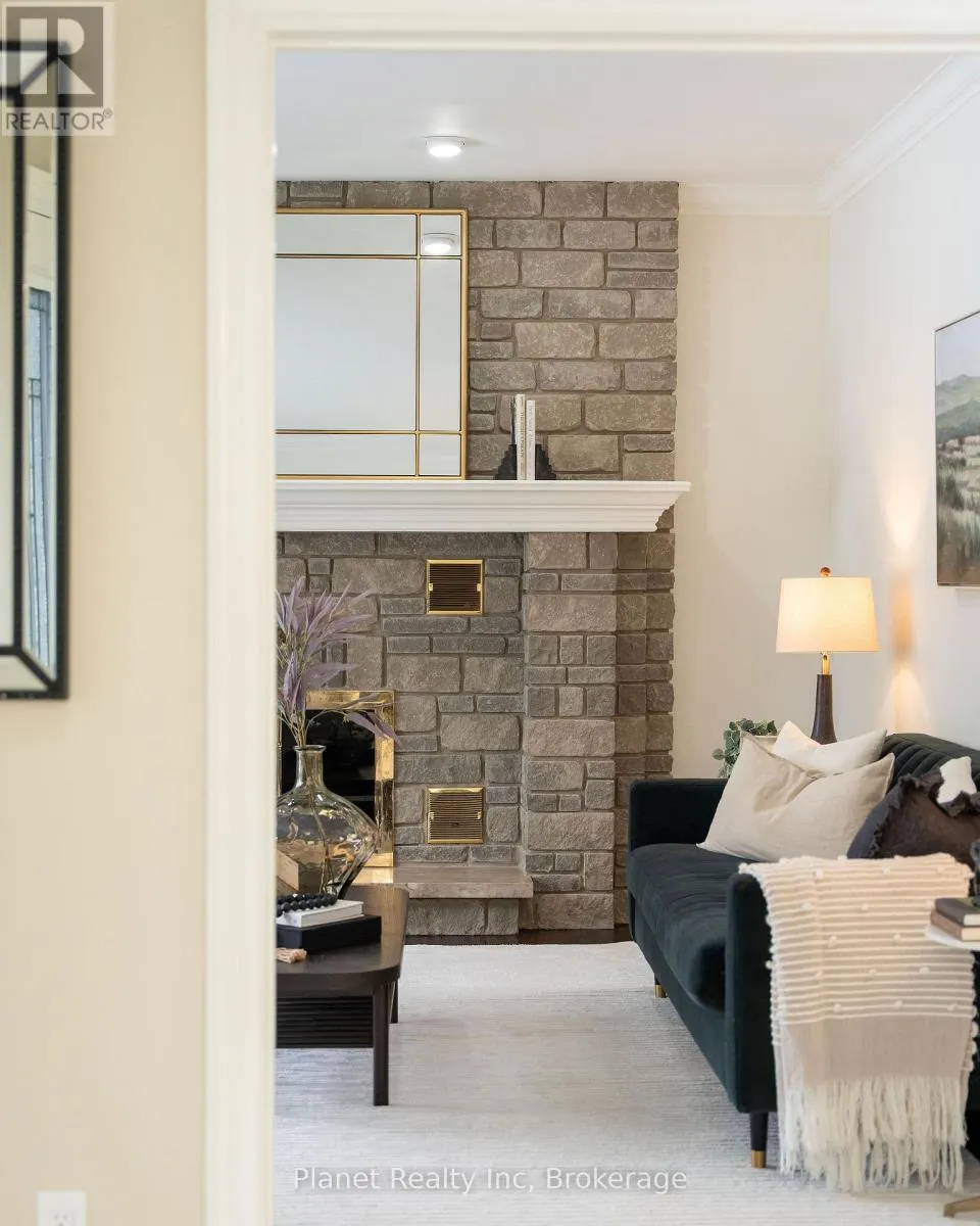 7 - 25 MANOR PARK CRESCENT #7