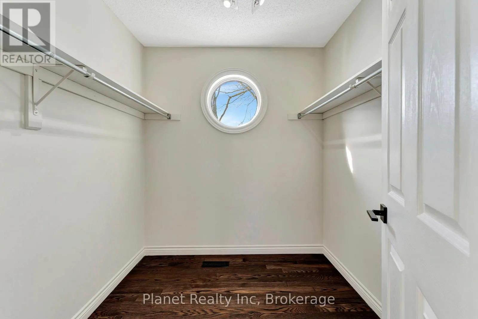 7 - 25 MANOR PARK CRESCENT #7