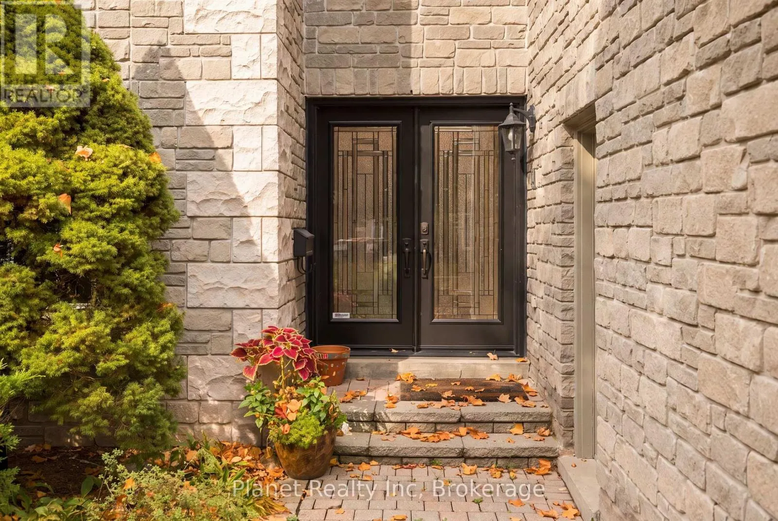 7 - 25 MANOR PARK CRESCENT #7