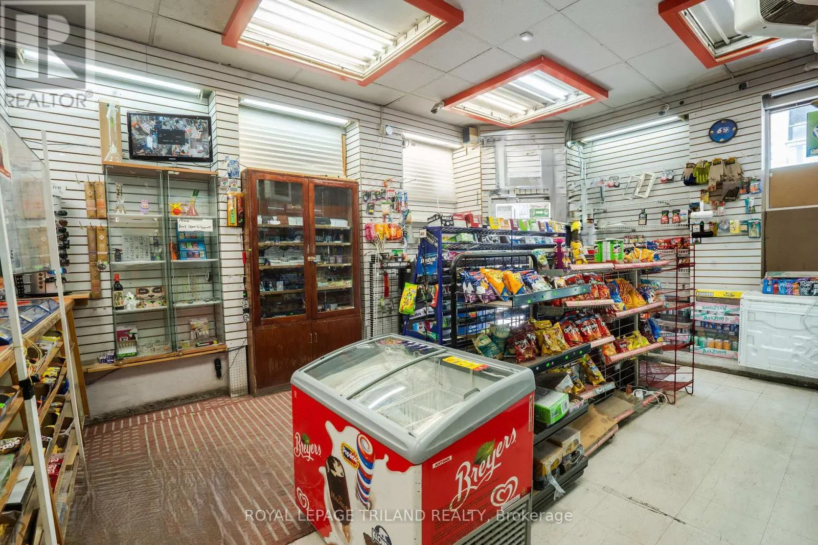 163 DUNDAS STREET E