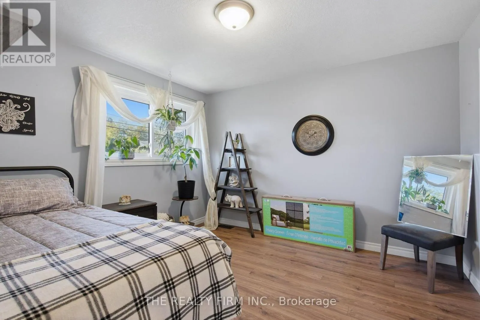 25 QUEENSTON CRESCENT