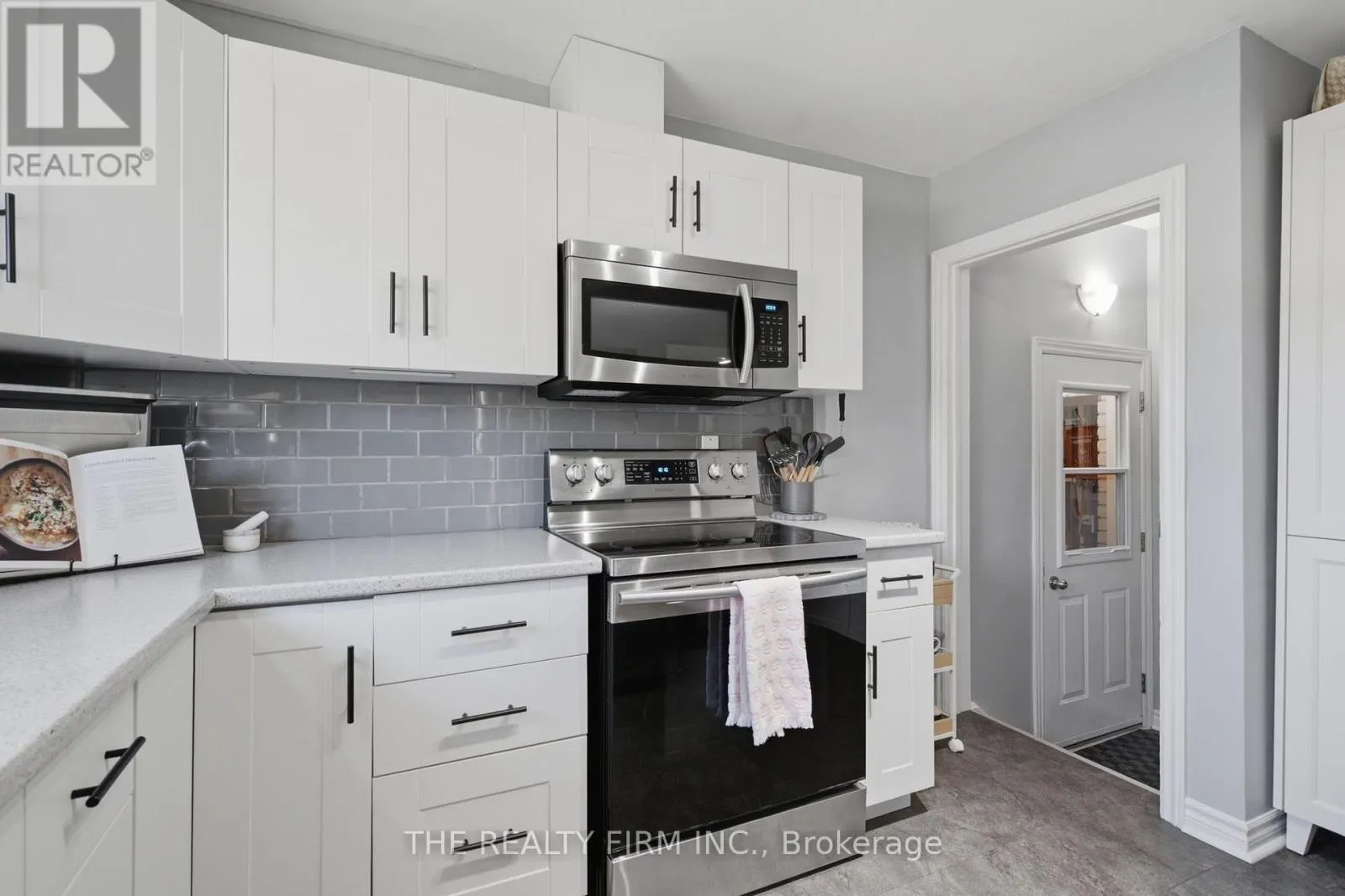 25 QUEENSTON CRESCENT