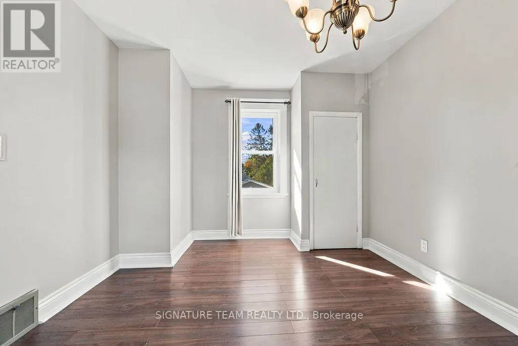 594 HAMILTON STREET W