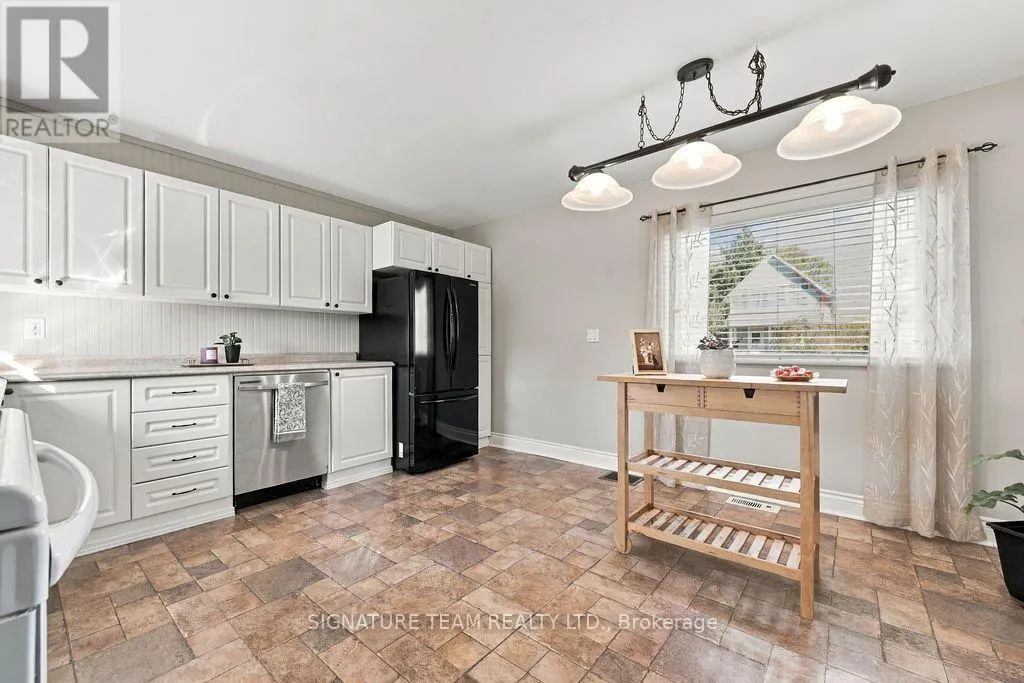 594 HAMILTON STREET W