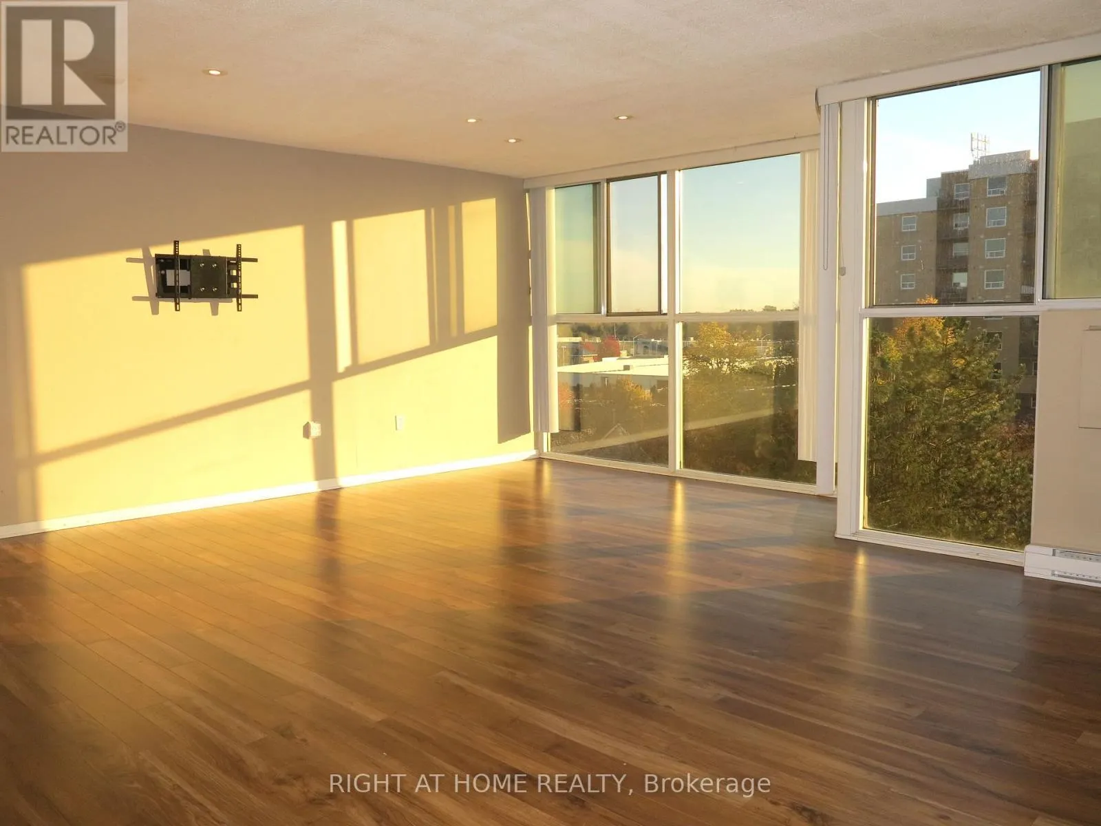 610 - 127 BELMONT DRIVE #610